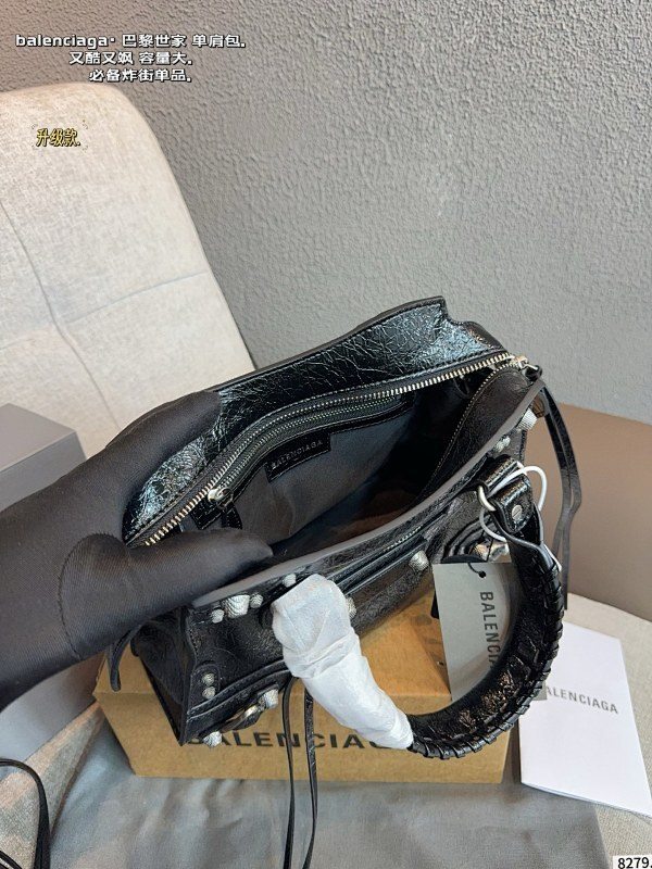 MBP6 bag 26-11-19CM Handbag