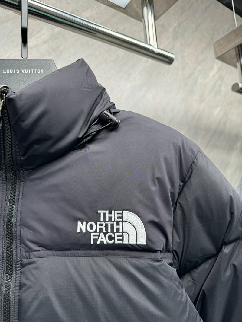 105918  Men's and women's classic down jacket from the north clother