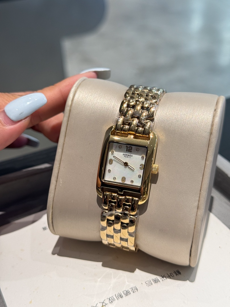 HW1  Women's new versatile 23x23mm watch