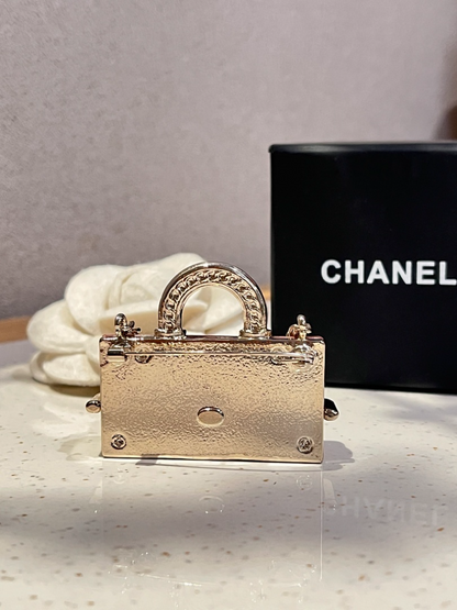 D205   Women's new handbag, brooch, jewelry