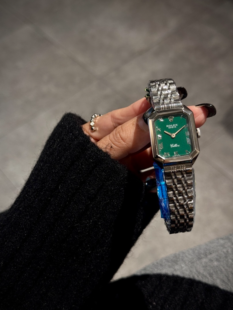RW76  Women's low-key luxury small square watch