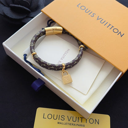 S437   Titanium steel patterned leather lock head bracelet jewelry